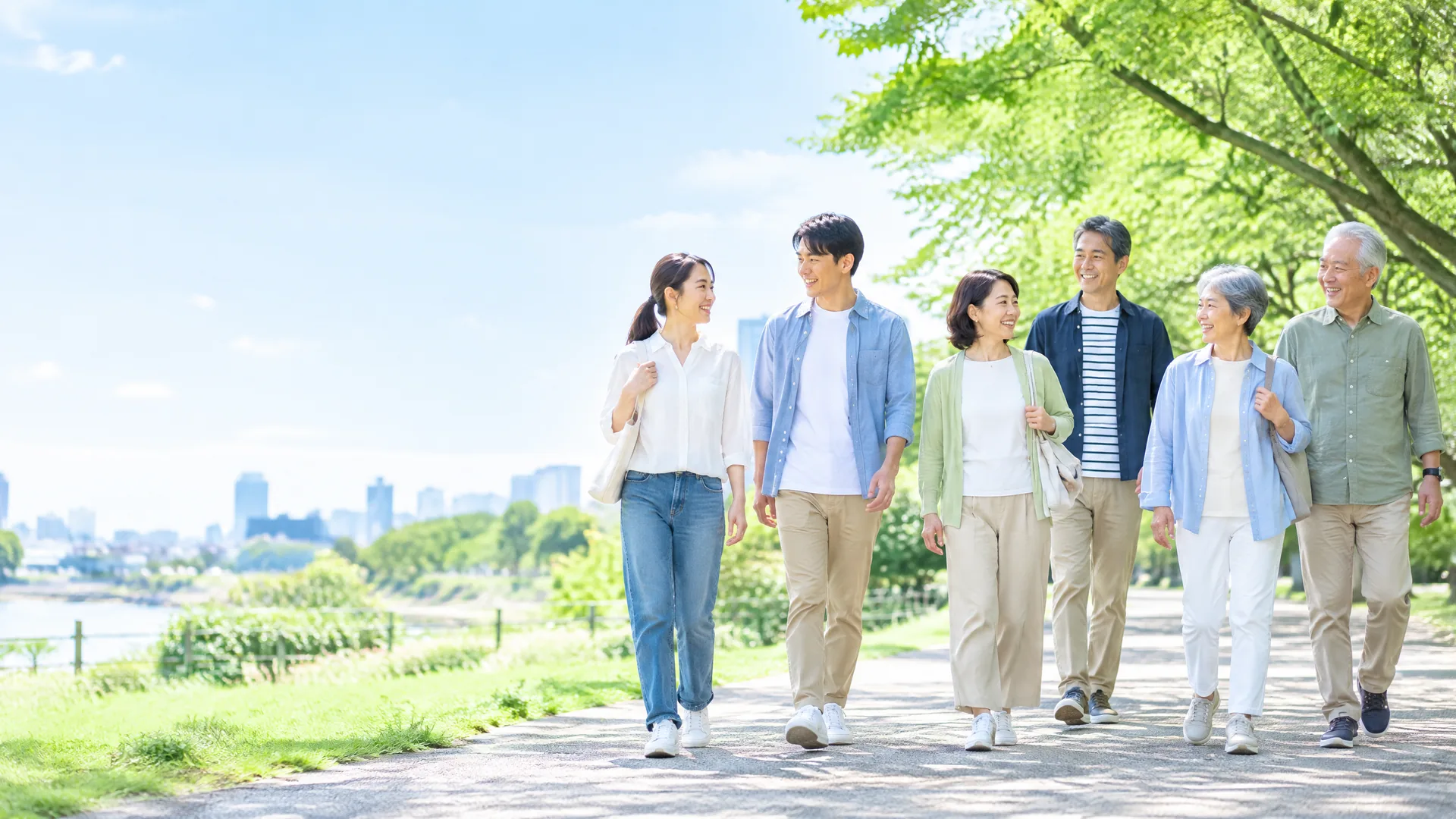 公園を歩く20代から70代の男女